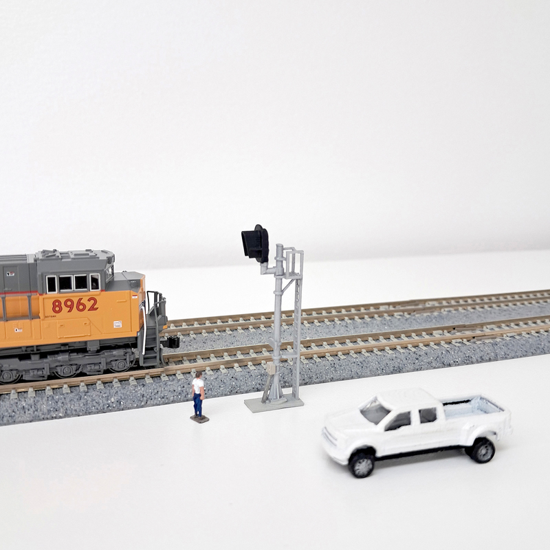 N Scale Free Standing Modern D-Type Snow Hood Mast Signal Set without LED's.