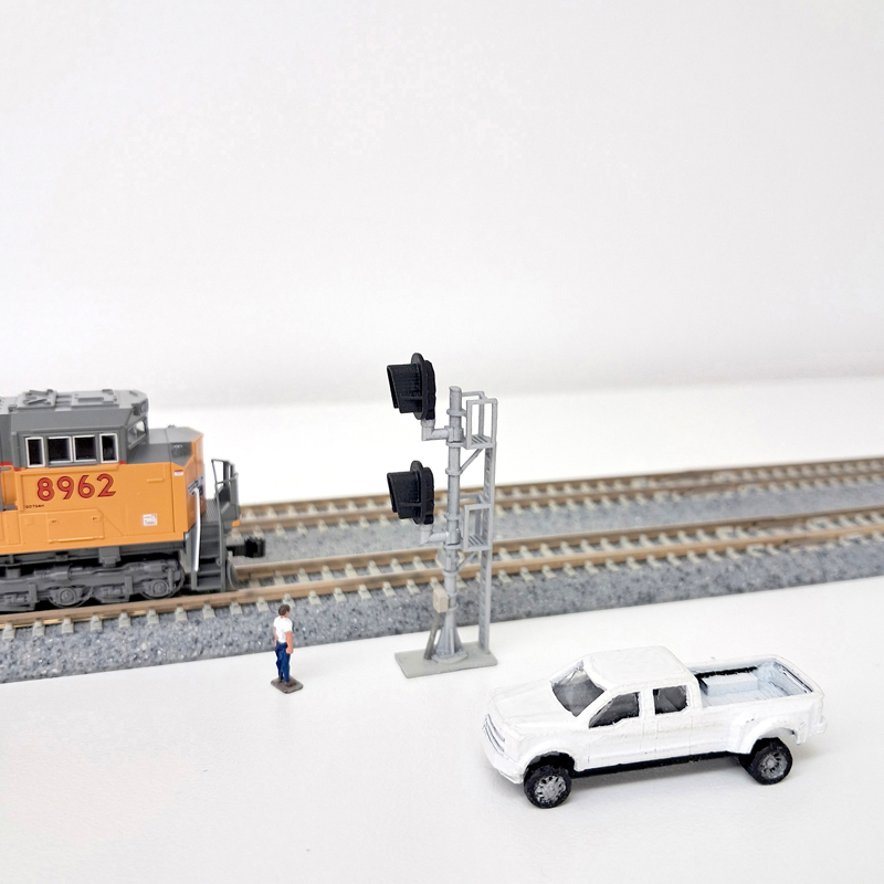 N Scale Free Standing Modern D-Type Snow Hood Mast Signal Set without LED's.