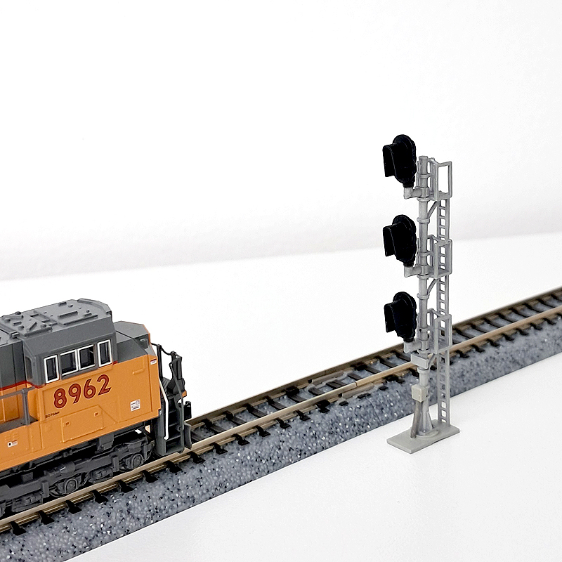 N Scale 3 Head D-Type Snow Hood Mast Signal next to train tracks.