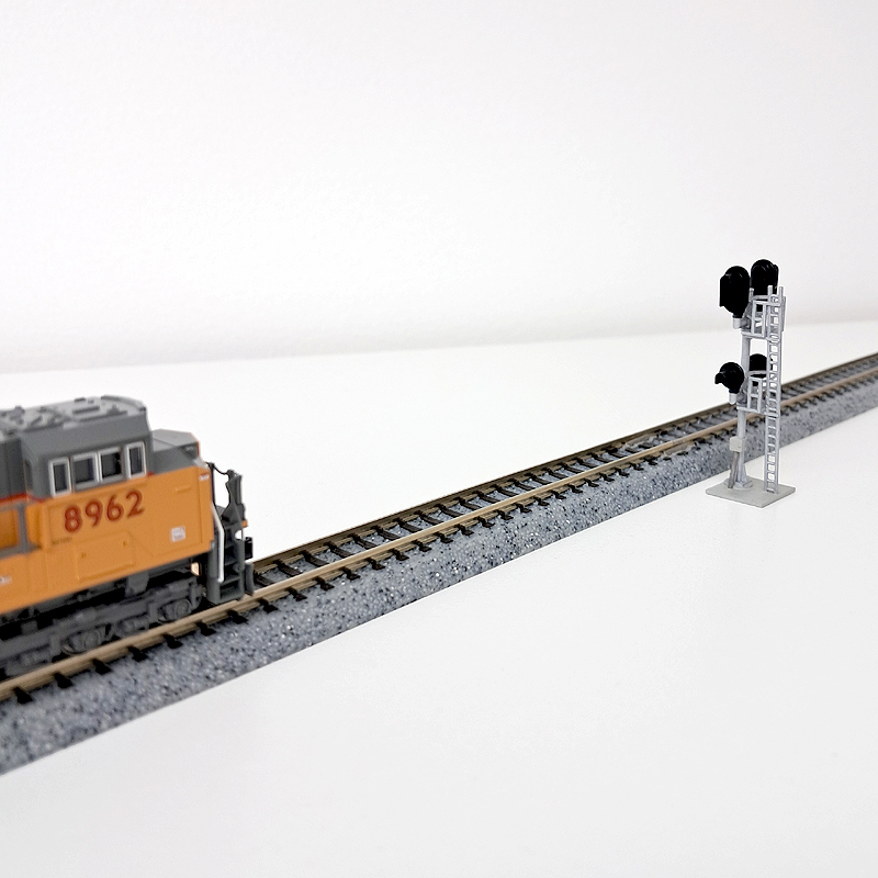 N Scale Free Standing Modern D-Type Snow Hood Mast Signal Set without LED's.